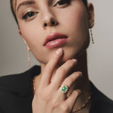 Sortija Art Deco Helen de Esmeraldas con Doble Orla de Diamantes en Oro Amarillo de 18 Kt