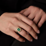 Sortija Art Deco Helen de Esmeraldas con Doble Orla de Diamantes en Oro Amarillo de 18 Kt