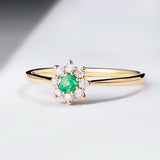 Anel Astrid Esmeralda e Diamante em Ouro Amarelo 18 K