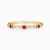 Sortija Bonnie de Rubíes y Diamantes 0,05 Cts. en Oro Amarillo de 18 Kt