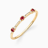 Sortija Bonnie de Rubíes y Diamantes 0,05 Cts. en Oro Amarillo de 18 Kt