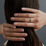 Anel Irem com esmeralda e diamante de 0,16 ct em ouro branco 18 kt