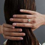 Sortija Irem de Esmeralda y Diamantes de 0,16 Cts. en Oro Blanco de 18 Kt