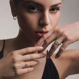 Sortija Irem de Esmeralda y Diamantes 0,50 Cts. en Oro Amarillo de 18 Kt