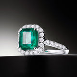 Anel Mayfair com esmeralda e diamantes em ouro branco 18K