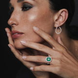 Anel Mayfair com esmeralda e diamantes em ouro branco 18K