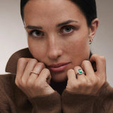 Anel Victoria com esmeralda e diamantes em ouro branco 18K